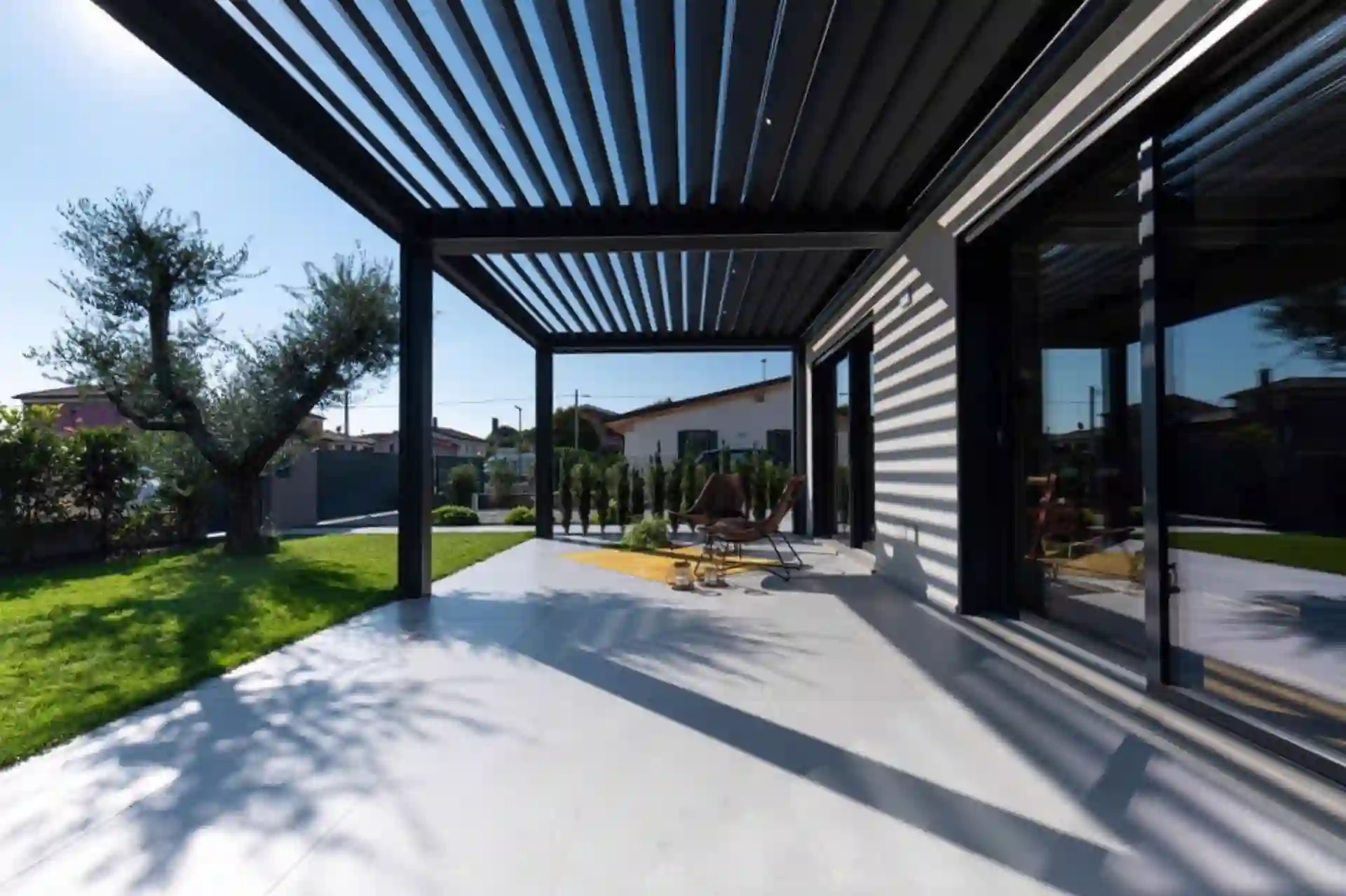 Fabric pergola integrated into a garden
