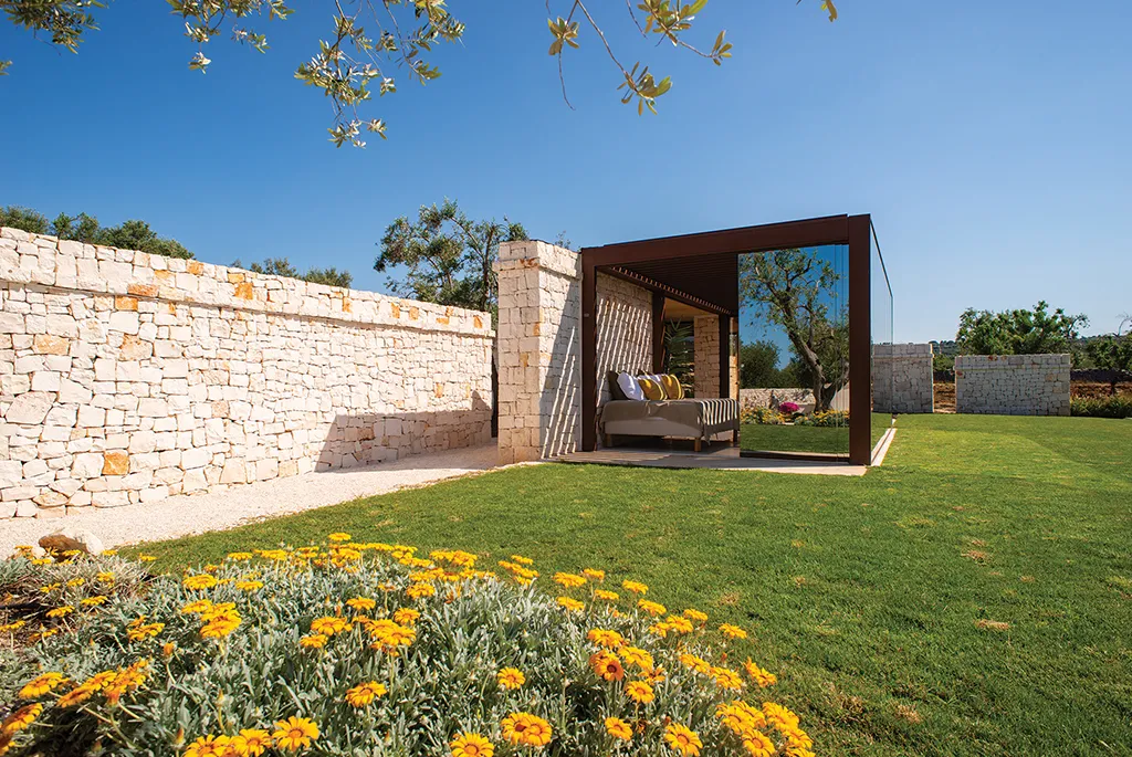 AP-430 Freestanding Retractable Pergola detail