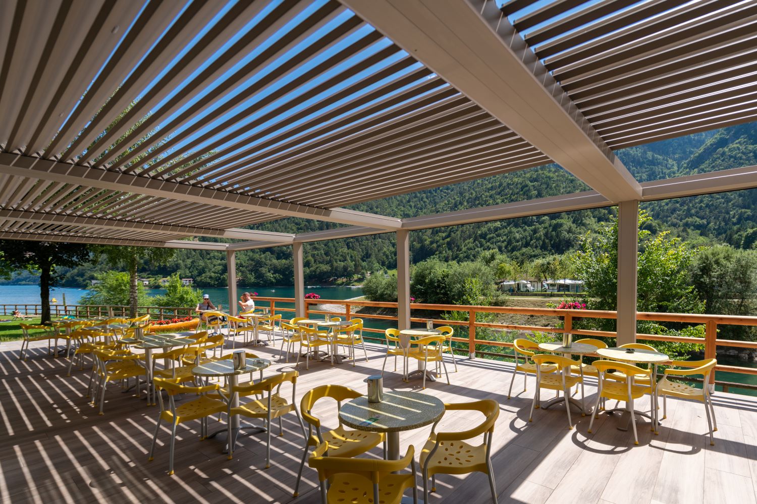 AP-330 Heavy-Duty Louvered Pergola detail